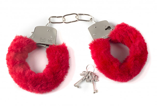 Металлические наручники с красным мехом Furry Cuffs Red (красный с серебряным)