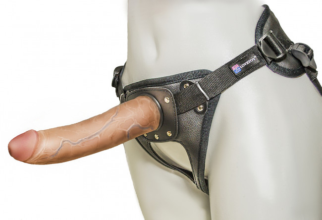 Страпон с кожаными трусиками Harness Ultra Realistic 7 , насадка неоскин (18 см , телесный )