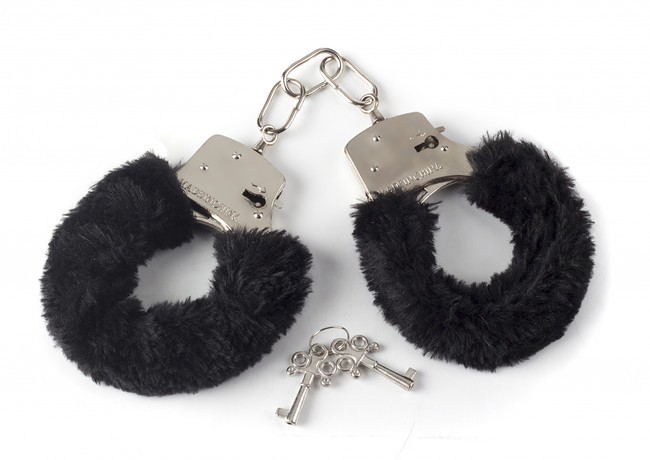 Металлические наручники с черным мехом Furry Cuffs Black (черный с серебряным)
